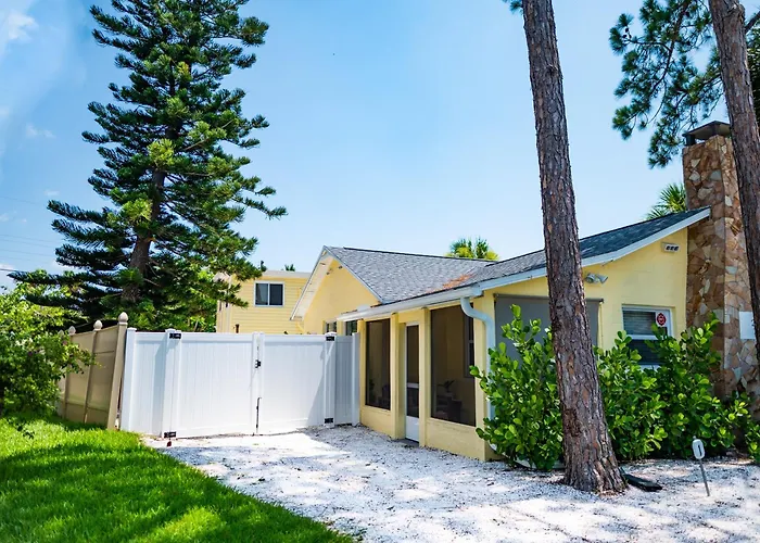 Contemporary Beach Bungalow - King Bed - 5Min Walk To Beach